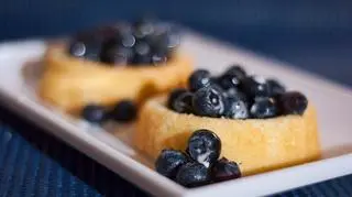 Ciastka z jagodami stoją na półmisku. 