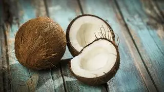 Aktualnie czytasz: Jak obrać i jeść kokosa? Oto najlepsze rady