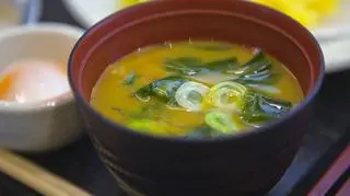 zupa miso w kamionkowej misce