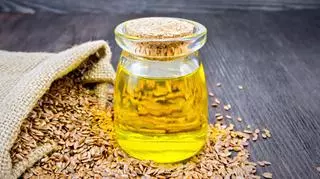 Olej lniany – najważniejsze właściwości i zastosowanie. Dlaczego warto go używać w kuchni i w kosmetyce?