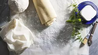 Szparagi i szynka prosciutto zapiekane w cieście francuskim - przepis Grzegorza Zawieruchy