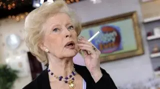 Beata Tyszkiewicz z papierosem 