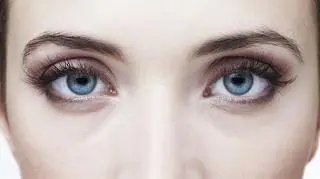 Kobieta, która ma piękne rzęsy 