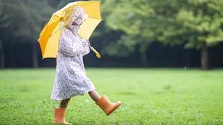 dziecko w deszczu