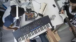 muzycy grający na syntezatorach i instrumentach muzycznych
