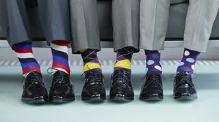 Śmieszne skarpetki – idealny pomysł na prezent. Jak nosić skarpetki?