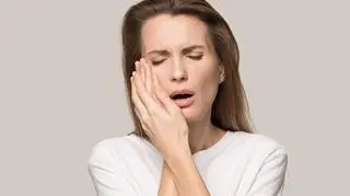 Jaw training, czyli ćwiczenia na linię żuchwy z gryzakiem - nowy niebezpieczny trend z TikToka