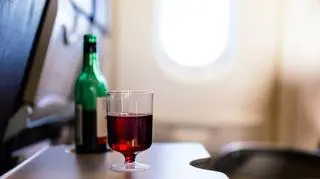 W samolocie nietrzeźwa kobieta zaatakowała dwie pasażerki. Jaka czeka ją kara?