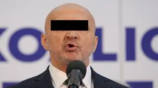 Kazimierz Marcinkieiwicz z zasłoniętą twarzą