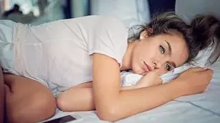 smutna kobieta w łóżku