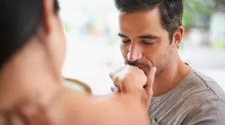 Czy kobiety lubią być całowane w rękę? Ekspertka radzi, kiedy i jak mężczyźni nie powinni tego robić