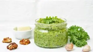 Pesto z jarmużu z orzechami włoskimi. 