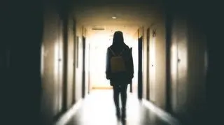 dziewczynka na ponurym szkolnym korytarzu