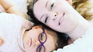 "Siła jest kobietą". U jej 11-miesięcznej córki wykryto guza mózgu. "Gdy została wypisana z OIOM-u na oddział onkologiczny, nie poruszała nawet palcem"