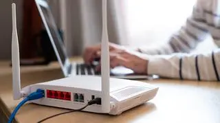 Wzmocnienie sygnału wi-fi w domu – sprawdź, jakie sposoby i urządzenia wybrać