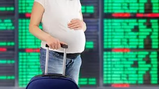 kobieta w ciąży na lotnisku 