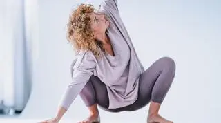 Joga podbija serca Polek. Maria Prokop wskazuje 7 korzyści, jakie płyną z podjęcia praktyki 