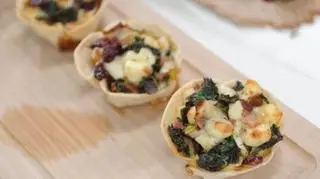 Tortilla z jarmużem, suchą krakowską i fetą