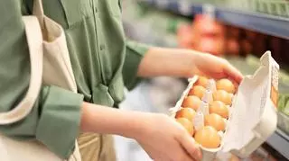 Kobieta kupuje jaja