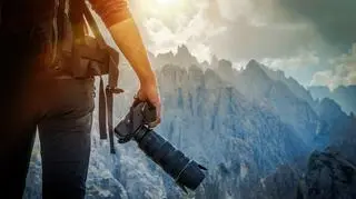 Mężczyzna z lustrzanką w górach