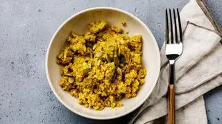 Ryż curry w białym głębokim talerzu