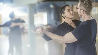 para, która uczy się tańczyć 