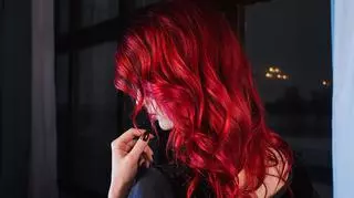 Kobieta, która ma czerwone włosy 