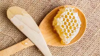 Wosk pszczeli powstaje mimochodem przy produkcji miodu, ale potrafi zdziałać cuda. Jakie ma zastosowanie i właściwości?