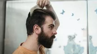 Zapuszczanie włosów męskich - etapy i fryzury przejściowe