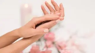 Jak zadbać o dłonie i paznokcie latem? Pielęgnacja wegańskimi odżywkami krok po kroku
