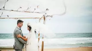 Bajkowy ślub na plaży. Jak urządzić go we wnętrzu?