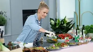 Grillowane szparagi, marynowany kurczak, hummus z czosnkiem i glazurowane żeberka. Przepisy Beaty Śniechowskiej