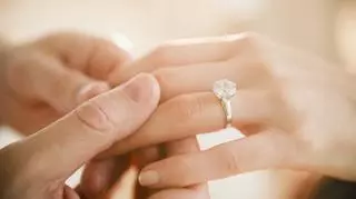 Tiktokerce nie spodobał się pierścionek zaręczynowy, więc poprosiła partnera o wymianę. Mieszane reakcje fanów