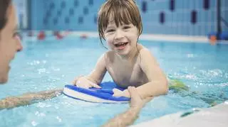 Kiedy dziecko powinno rozpocząć naukę pływania? Ratownik: "Zdania są bardzo podzielone"