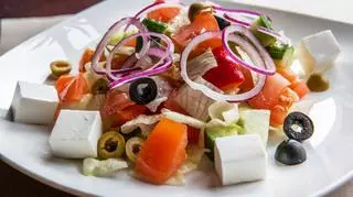 Sałatka grecka: cebula, pomidor, papryka, oliwki, ser feta