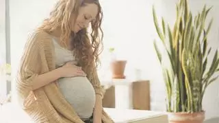 Kobieta w ciąży głaszcze brzuch