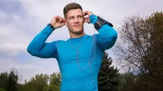 Sportowiec w koszulce termoaktywnej 