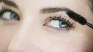 Naturalny, domowy tusz do rzęs. Jak go zrobić? Potrzebujesz tylko trzech składników
