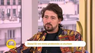 Mimo niedosłuchu został DJ-em. "Wszystko zaczęło się, kiedy założyłem pierwszy aparat"