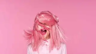 różowe włosy