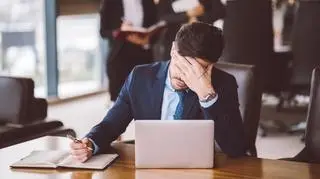 pracownik, ciężka praca, załamanie