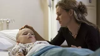matka przy łóżku chorego dziecka w szpitalu