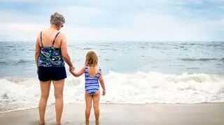 Wakacje z teściami czasem stają się męką. Danka błagała, żeby choć chwilę zajęli się wnukami, a Karol, by nie brali rosołu na plażę