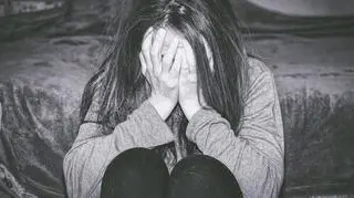 Nastolatka z niepełnosprawnością leżała bez bielizny w mieszkaniu 60-latka. Mieszkańcy Kalisza chcieli dokonać samosądu