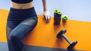 kobieta z hantlami i w legginsach do ćwiczeń