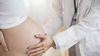 Kobieta w ciąży na wizycie lekarskiej podczas badania