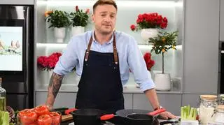 Proste i wiosenne dania na bazie masła: hinduska jajecznica, kurczak szałwiowy i pieczona dorada