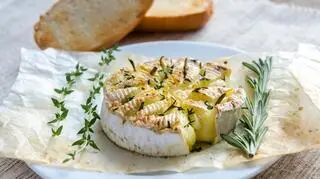 grillowany camembert rozmaryn na talerzu