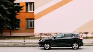 Crossover albo suv w trakcie jazdy.