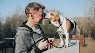 Mężczyzna trzymający na smyczy psa